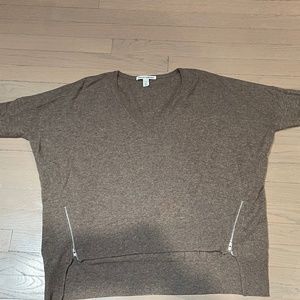 Autumn Cashmere 100% cashmere V-neck sweater with side zipper detail.Colorsize M